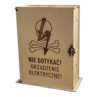 Drewniana skrzynia dla elektryka – pamiątka na butelkę 0,7 i kieliszki