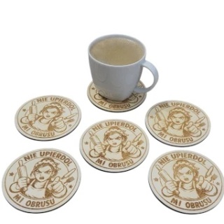 Podkładki pod kubek ze sklejki 3 mm 9 cm – „Nie upierdol mi obrusu” – komplet